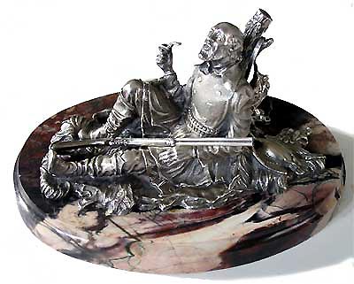 серебряная скульптура Охотник