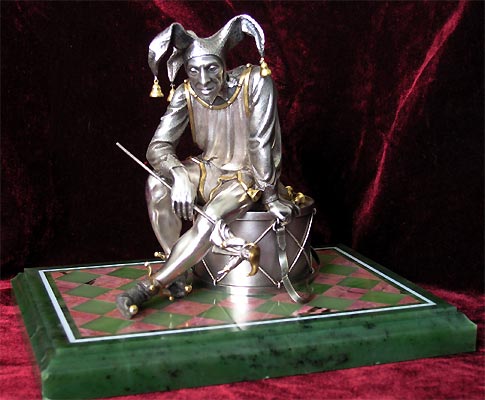 серебряная скульптура Шут-пенсионер