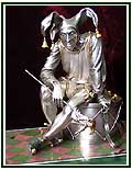серебрянная скульптура Шут